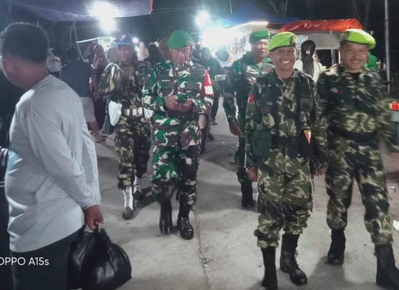 Koramil 1406-01/Tempe melaksanakan kegiatan patroli dan sistem keamanan lingkungan (siskamling) bersama Komponen Cadangan (KOMCAD), FKPPI, PPM serta tokoh masyarakat di Kecamatan Tempe, Kabupaten Wajo, Jumat (02/01/2026)