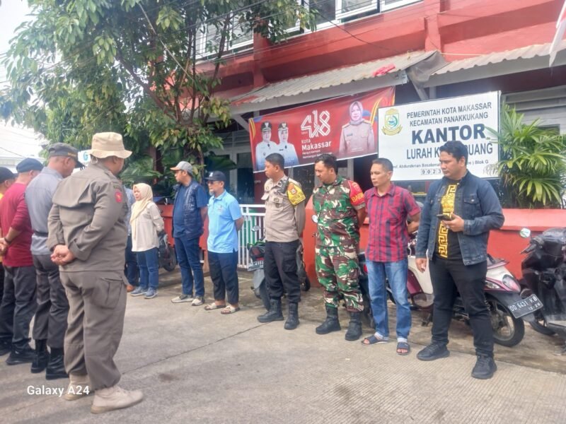 Sebagai langkah nyata menegakkan ketertiban umum, pihak Kecamatan Panakkukang, bersama unsur terkait melakukan penertiban bangunan liar di Jalan Saripa, Kelurahan Karampuang.