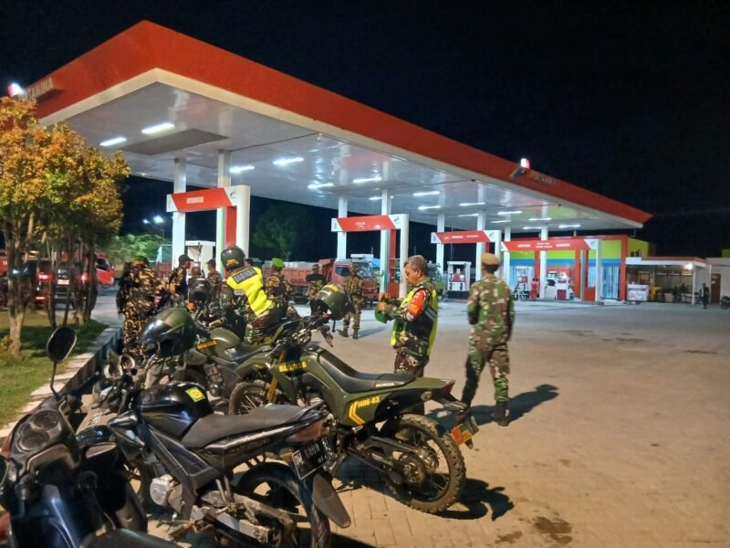 Koramil 1406-03/Maniangpajo melaksanakan kegiatan patroli dan siskamling terpadu bersama Komponen Cadangan (Komcad), Pemuda Panca Marga (PPM), serta tokoh masyarakat di wilayah Kabupaten Wajo, Minggu (04/01/2026)