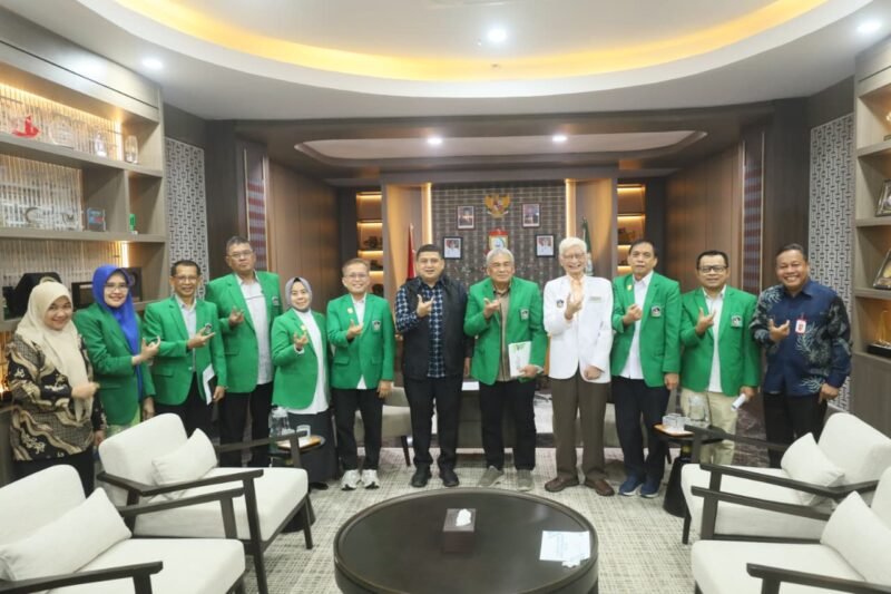 Wali Kota Makassar, Munafri Arifuddin menggelar pertemuan dan silaturahmi bersama Universitas Muslim Indonesia (UMI) dan pengelola AHC-UMI di Ruang Wali Kota Lantai 2, Kantor Balai Kota Makassar, Kamis (8/1/2026)