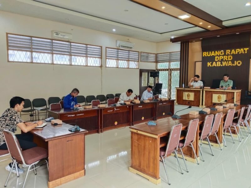 Bapemperda) DPRD Kabupaten Wajo menggelar rapat kerja di Ruang Paripurna Mini DPRD Wajo, Kamis, 8 Januari 2026