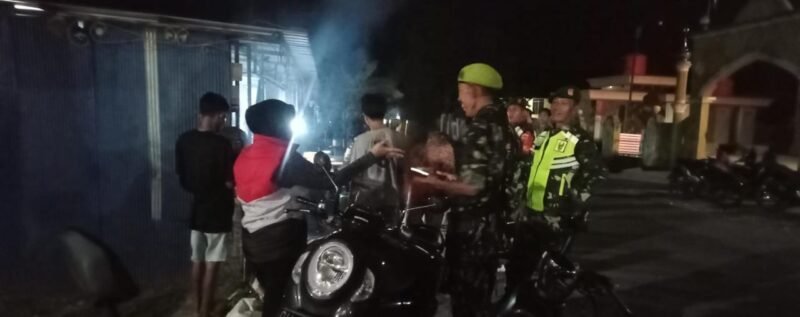 Koramil 1406-09/Sajoanging melaksanakan kegiatan patroli dan siskamling bersama unsur Pemuda Panca Marga (PPM) serta tokoh masyarakat di wilayah Kabupaten Wajo, Sabtu (10/1/2026)