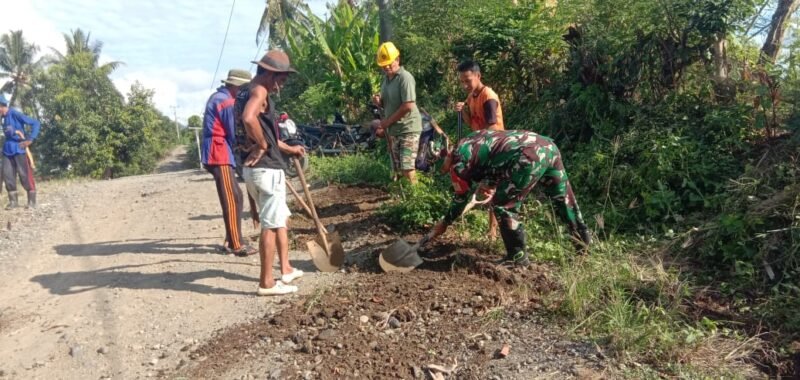 Babinsa Koramil 1406-10/Pitumpanua, Serda Firman, melaksanakan kegiatan karya bakti perbaikan badan jalan bertempat di Dusun Harapan, Desa Kompong, Kecamatan Pitumpanua, Kabupaten Wajo, pada Minggu (11/1/2026)