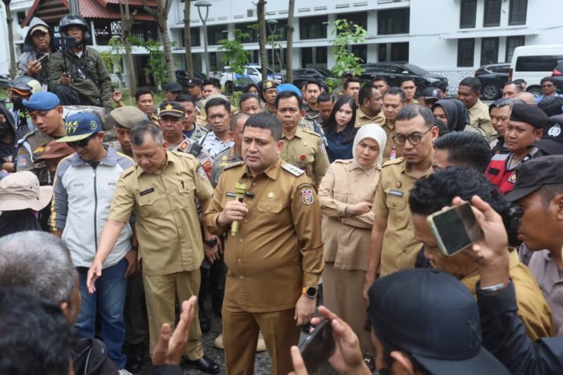 Wali Kota Makassar, Munafri Arifuddin bersama jajaran Satuan SKPD hadir langsung di hadapan para pendemo yang terdiri dari pedagang pasar dan juru parkir, yang mendatangi Kantor Balai Kota Makassar, Senin (12/1/2026)