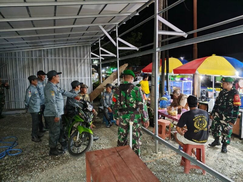 Koramil 1406-02/Tanasitolo melaksanakan kegiatan patroli dan sistem keamanan lingkungan (Siskamling) terpadu di wilayah Kabupaten Wajo, Sulawesi Selatan, Selasa (13/1/2026)