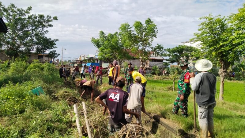 Koramil 1406-02/Tanasitolo yang dipimpin oleh Kapten CBA Sudirman selaku Danramil 1406-02/Tanasitolo melaksanakan kegiatan Karya Bhakti bersama masyarakat Kelurahan Baru Tancung, Kecamatan Tanasitolo, Kabupaten Wajo, pada Rabu (14/1/2026)