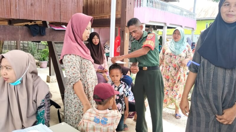 Babinsa Koramil 1406-09/Sajoanging, Sertu Irianto K, melaksanakan kegiatan pendampingan Posyandu yang diselenggarakan oleh petugas kesehatan dari Puskesmas Penrang di Posyandu Lestari, Desa Raddae, Kecamatan Penrang, Kabupaten Wajo, pada Rabu (14/1/2026)