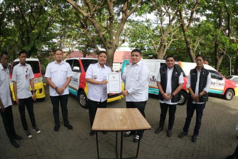 Wali Kota Makassar, Munafri Arifuddin meresmikan peluncuran enam unit kendaraan operasional penjangkauan yang digunakan oleh Tim Reaksi Cepat (TRC) Saribattang Dinas Sosial Kota Makassar di Anjungan Pantai Losari, Rabu (14/1/2026)