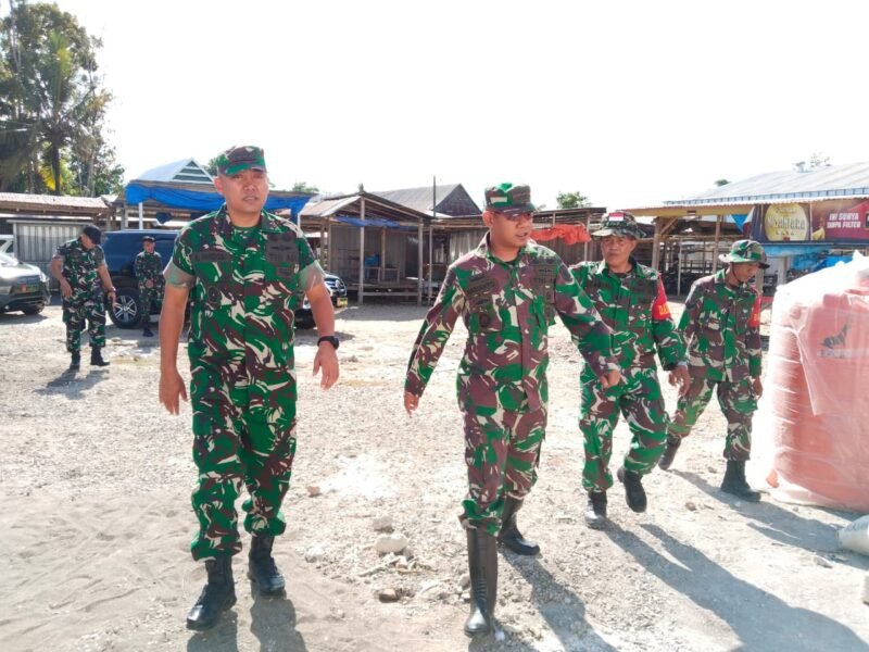 Komandan Kodim (Dandim) 1406/Wajo Letkol Inf Harianto, S.I.P., mendampingi Kasiren Kasrem 141/Toddopuli Kolonel Inf Anjuanda Pardosi dalam kunjungan kerja meninjau progres pembangunan KDKMP di wilayah Kodim 1406/Wajo, Jumat (16/1/2026)