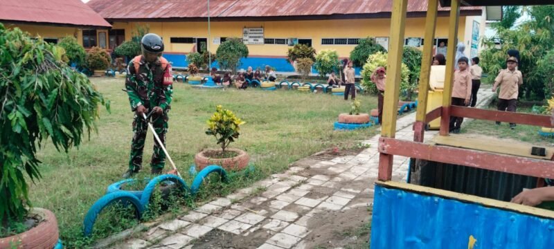 Babinsa Koramil 1406-06/Pammana Desa Lempa, Sertu Zainal, melaksanakan kegiatan membantu pembersihan sekolah di SDN 98 Lempa, Kecamatan Pammana, Kabupaten Wajo, pada Sabtu (17/1/2026)