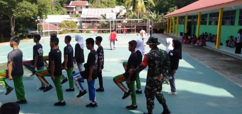 Babinsa Koramil 1406-10/Pitumpanua, Serda Ilham Kurniadi, melaksanakan kegiatan pembinaan generasi muda di SMA 14 yang berada di wilayah Desa Tanrongi, Kecamatan Pitumpanua, Kabupaten Wajo, pada Sabtu (17/1/2026)