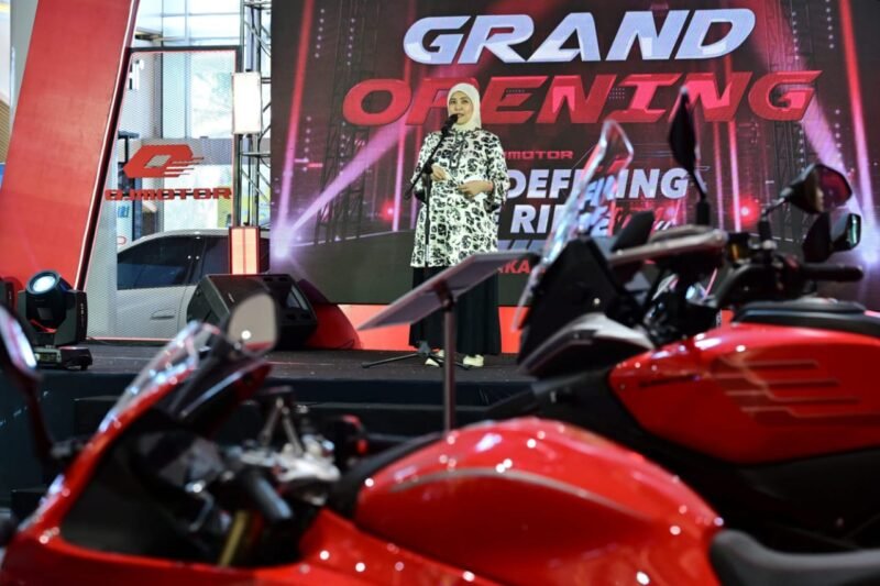 Wakil Wali Kota Makassar, Aliyah Mustika Ilham, secara resmi membuka Grand Opening Showroom QJ Motor Makassar yang digelar di Trans Studio Mall Makassar, Sabtu (17/1/2026)