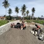 Babinsa Koramil 1406-08/Sabbangparu, Koptu Bakri, membantu masyarakat dalam pembuatan pondasi rumah bertempat di Dusun Caleko Alau Salo, Desa Wage, Kecamatan Sabbangparu, Kabupaten Wajo, pada Minggu (18/1/2026)