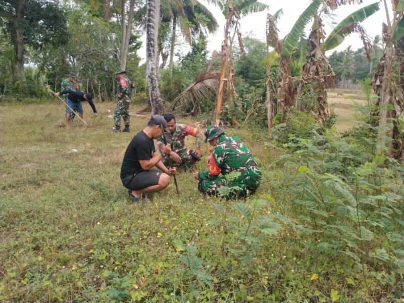 Koramil 1406-05/Majauleng yang dipimpin oleh Pelda Umar bersama masyarakat melaksanakan kegiatan Karya Bhakti penanaman pohon jati putih dan alpukat di Kelurahan Limpomajang, Kecamatan Majauleng, Kabupaten Wajo, Selasa (20/1/2026)