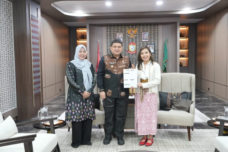 Wali Kota Makassar, Munafri Arifuddin menerima audiensi peneliti Alisa Salsabila, yang datang menyerahkan policy brief berjudul 