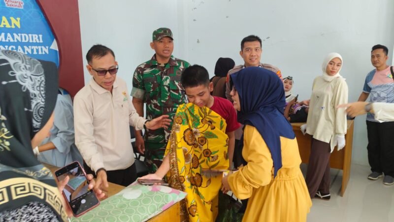 Babinsa Koramil 1406-08/Sabbangparu, Serma Zulkifli, melaksanakan pendampingan tim kesehatan dan Baznas dalam rangka kegiatan sunatan massal yang diselenggarakan di Kantor KUA Kelurahan Sompe, Kecamatan Sabbangparu, Kabupaten Wajo, pada Sabtu (24/1/2026)