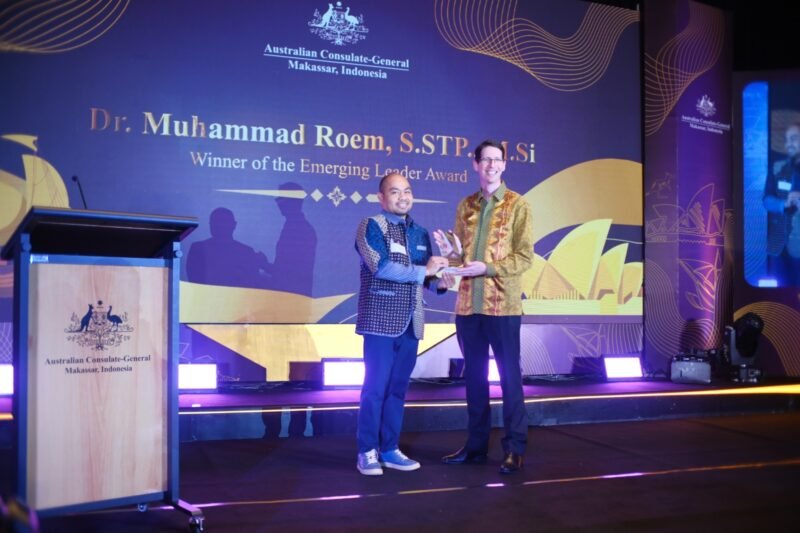 Dr. Muhammad Roem, adalah alumni Australia asal Makassar, meraih Emerging Leader Award yang diserahkan pada Australian Alumni Gala Dinner diselenggarakan Konsulat Jenderal Australia di Hotel Rinra Makassar, Sabtu (24/1/2026)