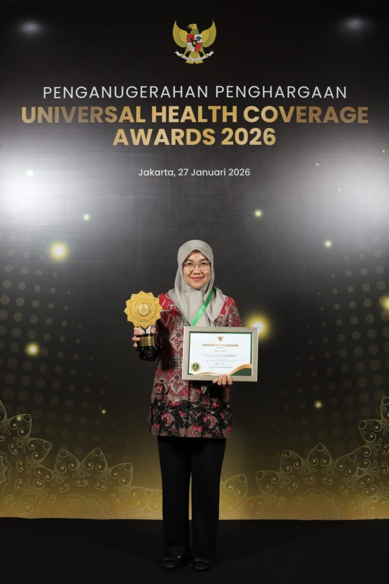 Pemerintah Kota Makassar, kembali meraih Penghargaan UHC Award 2026 dari Pemerintah Pusat yang diterima langsung oleh Kepala Dinas Kesehatan Kota Makassar, dr. Nursaidah Sirajuddin, di Ballroom JIEXPO Kemayoran, Jalan H. Benyamin Sueb, Jakarta Utara, Selasa (27/1/2026)