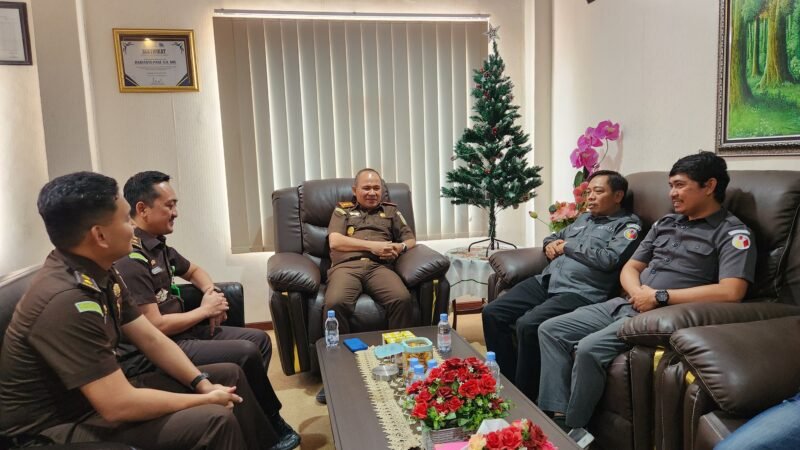 Ketua dan Anggota Bawaslu Kabupaten Wajo terus melangkah proaktif, kali ini dengan melakukan koordinasi ke dua instansi strategis: Kejaksaan Negeri Wajo dan Dinas Pendidikan Wilayah IV Sulsel, pada Selasa (27/01)