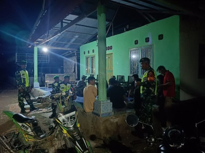 Koramil 1406-07/Takkalalla melaksanakan kegiatan patroli dan siskamling bersama unsur LINMAS serta tokoh masyarakat di wilayah Kabupaten Wajo, Rabu (28/1/2026)