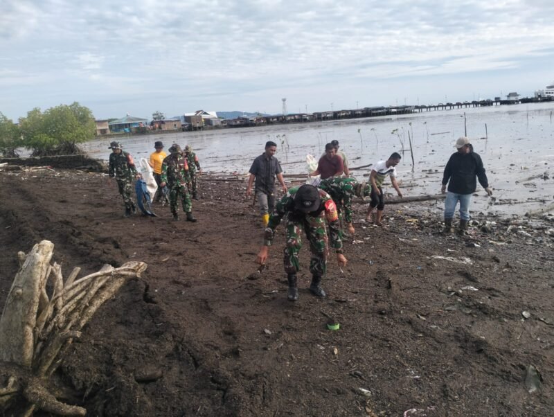 Koramil 1406-10/Pitumpanua yang dipimpin oleh Sertu Yamran bersama warga melaksanakan kegiatan Karya Bhakti pembersihan pantai di Kelurahan Siwa, Kecamatan Pitumpanua, Kabupaten Wajo, pada Kamis (29/1/2026)