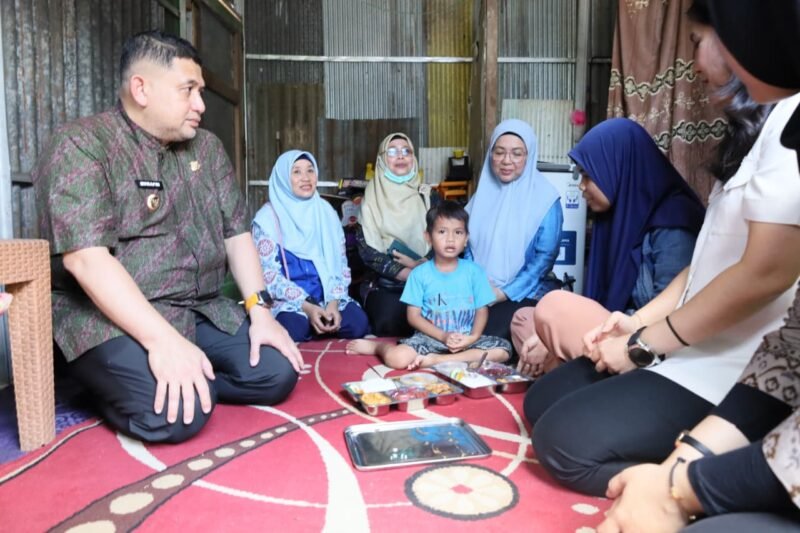 Wali Kota Makassar Munafri Arifuddin, Ketua TP PKK Kota Makassar Melinda Aksa bersama Wamendukbangga, Ratu Ayu Isyana Bagoes Oka melanjutkan rangkaian kunjungan lapangan dengan meninjau langsung pelaksanaan Program MBG bagi ibu hamil dan ibu menyusui di Kecamatan Manggala, Jumat (30/1/2026)