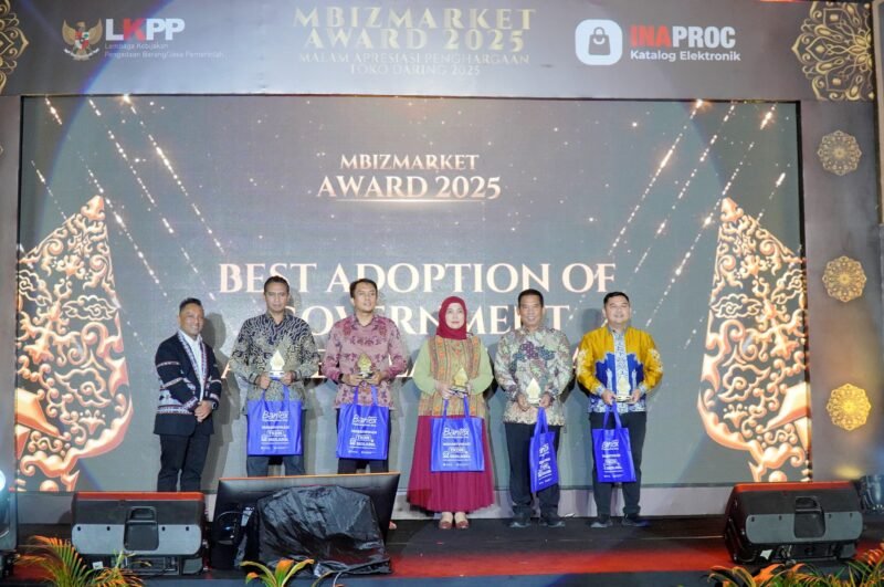 Wawali Kota Makassar, Aliyah Mustika Ilham, menerima penghargaan Best Adoption of Government Marketplace Award 2025 pada ajang Mbizmarket Award 2025 yang diselenggarakan oleh PT Brilliant Ecommerce Berjaya, di The Alana Yogyakarta Hotel & Convention Center, Kamis (29/1/2026)