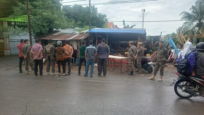 Satgas Kecamatan Tamalanrea melakukan penertiban PKL di sepanjang Poros BTP Kecamatan Tamalanrea, Sabtu (31/1/2026)