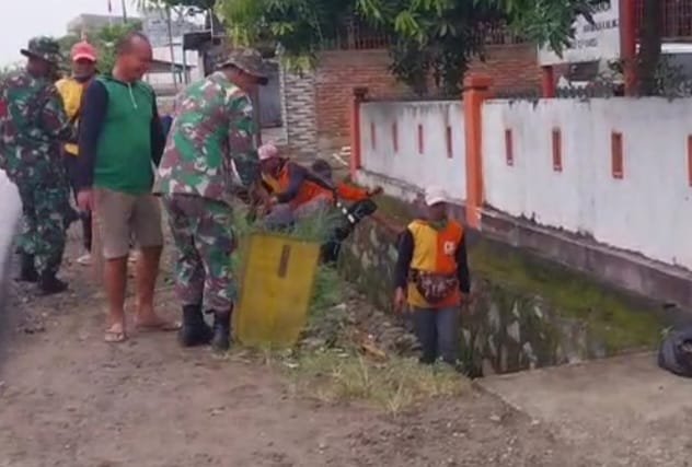 Personil Koramil 1406-03/Maniangpajo melaksanakan kegiatan Karya Bhakti pembersihan saluran air (drainase) di Dusun Lingkungan Alausalo, Kelurahan Anabanua, Kecamatan Maniangpajo, Kabupaten Wajo, pada Selasa (3/2/2026)