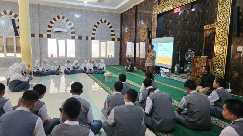 Badan Pengawas Pemilihan Umum (Bawaslu) Kabupaten Wajo terus masif melakukan langkah preventif guna meningkatkan pengawasan partisipatif. Kali ini, Bawaslu Wajo menyambangi SMA 7 Wajo untuk menggelar kegiatan 