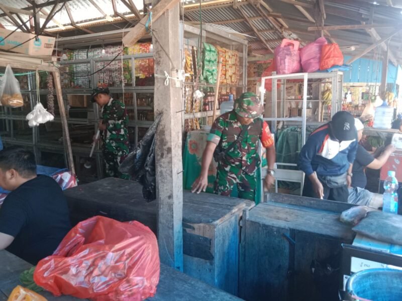 Personel Koramil 1406-04/Belawa bersama puluhan warga setempat turun ke jalan melaksanakan aksi Karya Bhakti pembersihan area pasar tradisional, Rabu (04/02/2026) 