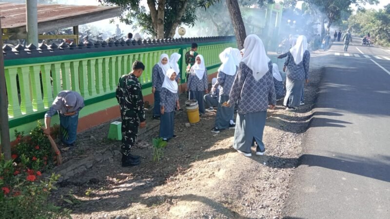 Koramil 1406-04/Belawa bersama MAN Wajo, Kecamatan Belawa, Kabupaten Wajo, melaksanakan kegiatan Karya Bakti pembersihan lingkungan di sekitar MAN Wajo, yang dipimpin langsung oleh Danramil 1406-04/Belawa, Lettu Inf Muh. Nawir, pada Kamis (5/2/2026)