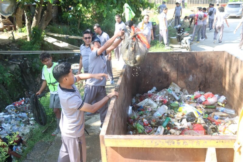 Kodim 1406/Wajo mengambil langkah proaktif dengan menginisiasi gerakan “Wajo Perang Melawan Sampah”. Aksi kerja bakti gabungan ini digelar secara serentak di wilayah Kecamatan Tempe, Kabupaten Wajo, pada Jumat (6/2/2026)
