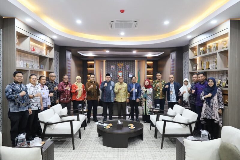 Wali Kota Makassar, Munafri Arifuddin gelar rapat koordinasi bersama Anggota Komisi V DPR RI asal Sulawesi Selatan, Hamka B Kady, Kepala BBWS Pompengan Jeneberang, Heriantono Waluyadi, serta pihak Balai Penataan Bangunan, Prasarana dan Kawasan Sulawesi Selatan Direktorat Jenderal Cipta Karya Kementerian PU