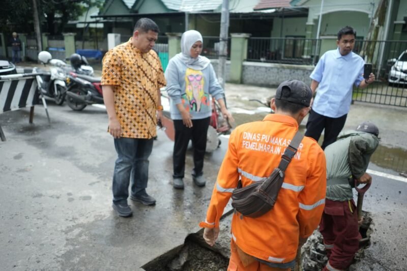 Wali Kota Makassar, Munafri Arifuddin turun langsung ke lokasi bersama Kepala Dinas Pekerjaan Umum (PU) Kota Makassar, Zuhaelsi Zubir, untuk melihat secara langsung kondisi jalan di Jalan Garuda tembus Pasar Lelong Rajawali, Sabtu (7/2/2026)