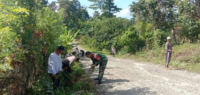 Babinsa Koramil 1406-08/Sabbangparu, Serka Heppy, melaksanakan aksi gotong royong membantu perbaikan saluran pembuangan air warga yang rusak di Dusun Lampajo, Desa Pasaka, Kecamatan Sabbangparu, Kabupaten Wajo, Minggu (8/2/2026)