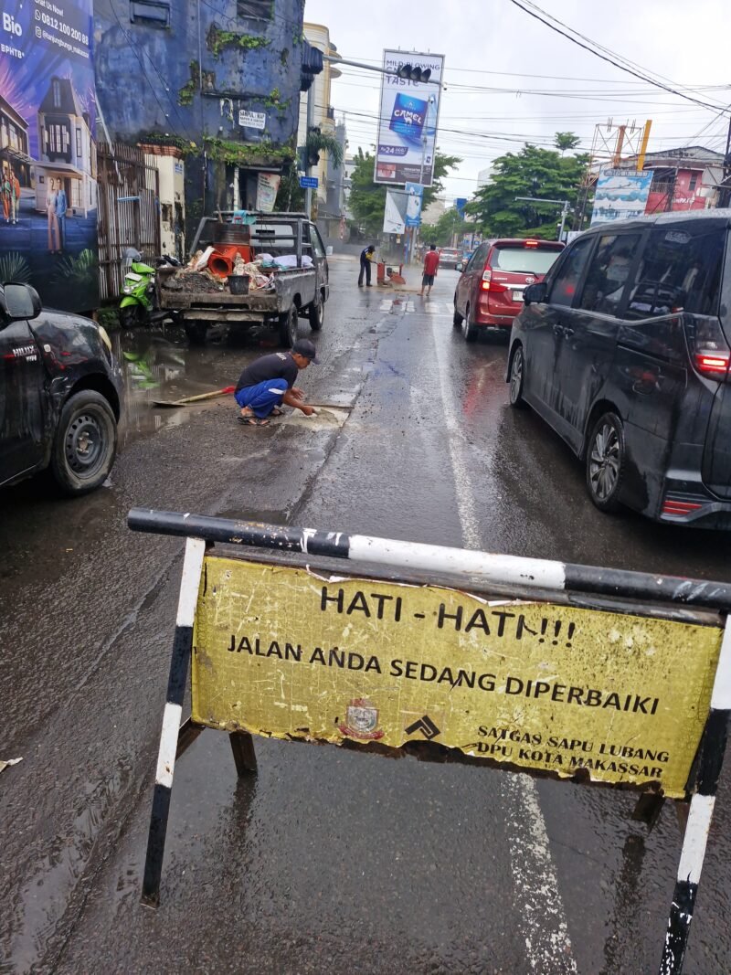 Dinas Pekerjaan Umum Kota Makassar melakukan perbaikan di poros Jalan Veteran Selatan, Minggu (8/2/2026)