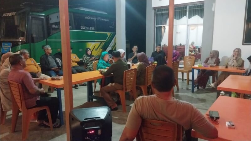 Menutup rangkaian kerja keras sebagai tua rumah Musda VI Ikatan Purnakaryawan Pendidikan dan Kebudayaan (IPPK) Sulawesi Selatan, jajaran panitia lokal IPPK Kabupaten Wajo menggelar kegiatan refreshing dan silaturahmi di Pantai Dato, Kecamatan Banggae Timur, Kabupaten Majene, Sulawesi Barat