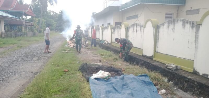 Koramil 1406-09/Sajoanging yang dipimpin oleh Peltu Jamaluddin selaku Danpos Penrang Koramil 1406-09/Sajoanging melaksanakan kegiatan Karya Bakti pembersihan parit dan lingkungan Masjid Nurul Iman di Kelurahan Akkajeng, Kecamatan Sajoanging, Kabupaten Wajo, pada Rabu (11/2/2026)