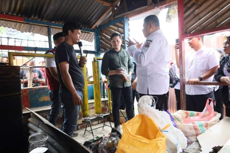 Wali Kota Makassar, Munafri Arifuddin,  mengunjungi lokasi peleburan sampah plastik menjadi BBM di Jalan Labu Lorong, Kecamatan Bontoala, Rabu (11/2/2026)