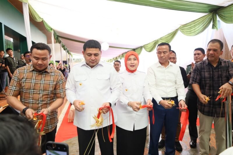 Wali Kota Makassar Munafri Arifuddin bersama Wakil Wali Kota Makassar Munafri Aliyah Mustika Ilham meresmikan Lapangan Rebound Padel yang berlokasi di Jalan Karunrung, Rabu (11/2/2026)