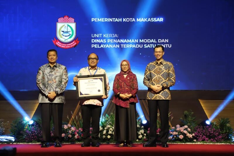 Menteri PANRB, Rini Widyantini, menyerahkan penghargaan kepada Kepala DPM-PTSP Kota Makassar, Mario Said, dalam ajang SAKIP dan Zona Integritas Award 2025 yang digelar di Aula Kementerian PANRB, Jakarta, Rabu (11/2/2026)