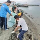 Koramil 1406-10/Pitumpanua yang dipimpin oleh Serma Muh Yusuf selaku Babinsa Koramil 1406-10/Pitumpanua melaksanakan kegiatan Karya Bhakti pembersihan pantai bersama Dinas Perhubungan (Dishub) dan Saka Kartika Wajo di Kecamatan Pitumpanua, Kabupaten Wajo, pada Kamis (12/2/2026)