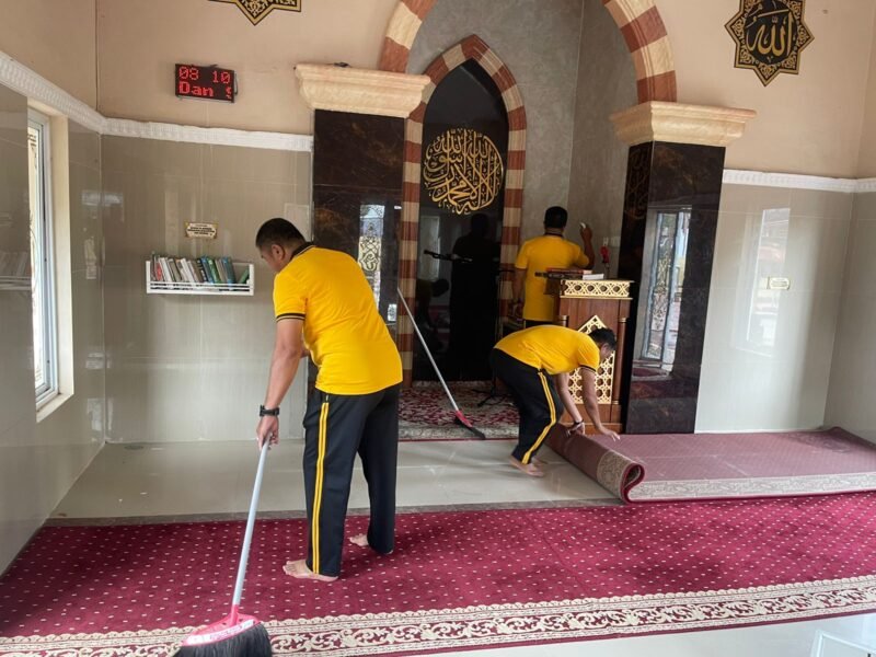 Pada Jumat (13/2/2026), personel kepolisian turun langsung melaksanakan kerja bakti membersihkan sarana ibadah di wilayah Kecamatan Belawa, Kabupaten Wajo