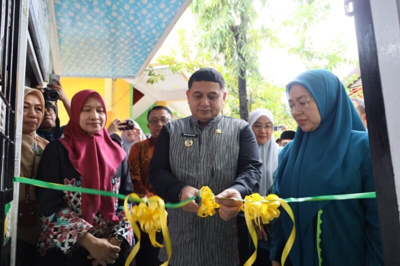 Wali Kota Makassar, Munafri Arifuddin didampingi Ketua TP PKK Kota Makassar, Melinda Aksa, meresmikan Unit Kesehatan Sekolah (UKS) Salewangeeng UPT SPF SD Inpres Perumnas Antang III, di Kecamatan Manggala, Jumat (13/2/2026)