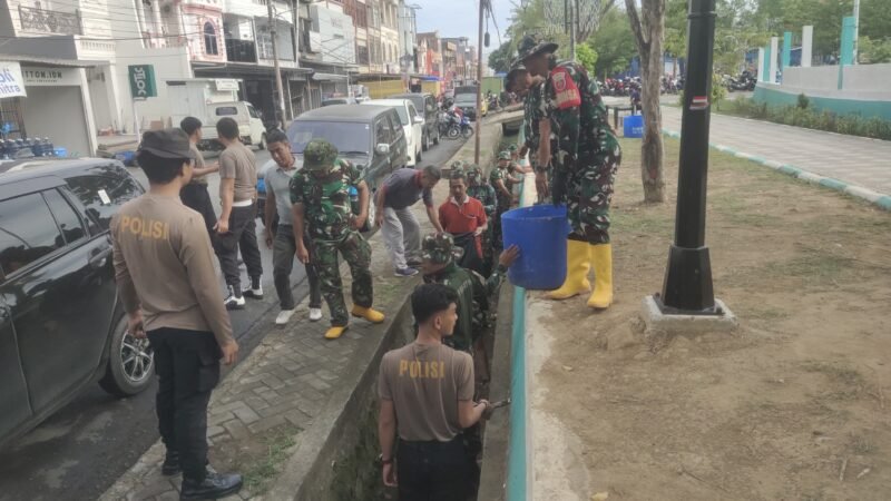 Kodim 1406/Wajo bersama Pemerintah Kabupaten (Pemkab) Wajo bergerak cepat dengan menggelar aksi kerja bakti massal. Kegiatan ini dipusatkan di Ruang Terbuka Hijau (RTH) Callaccu, Kelurahan Teddaopu, Kecamatan Tempe, pada Jumat (13/2/2026)