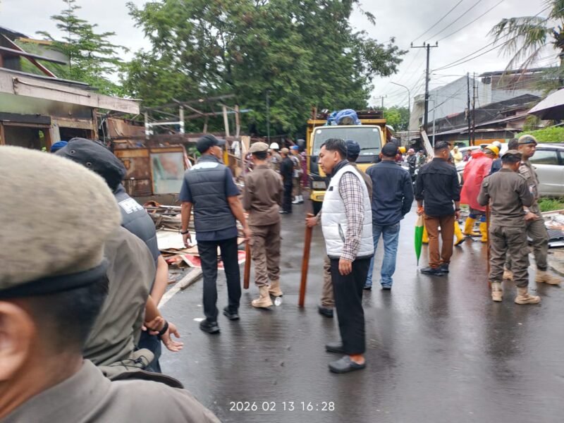 Penertiban Tim gabungan dari pihak Kecamatan Mariso bersama Satuan Polisi Pamong Praja (Satpol PP) Kota Makassar