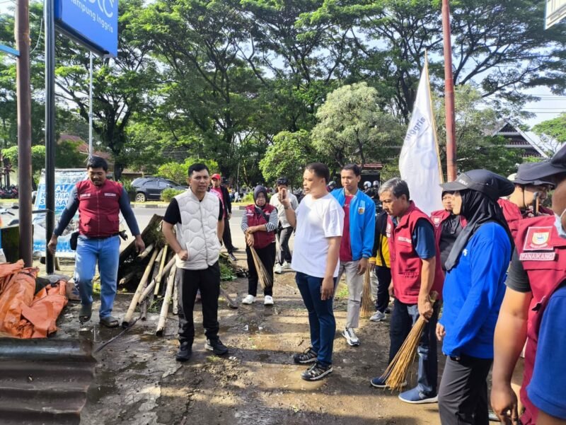 Camat Panakkukang, Syahril menghadiri penertiban di kawasan Pekuburan Panaikang, Jalan Urip Sumoharjo, RT 11 RW 3, Minggu (15/2/2026)