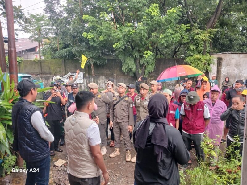 Pemerintah Kecamatan Panakkukang melakukan penyisiran lapak liar yang berdiri di atas saluran drainase serta kontainer besi tua yang mengganggu estetika dan aktivitas masyarakat di Kelurahan Panaikang, Selasa (17/2/2026)