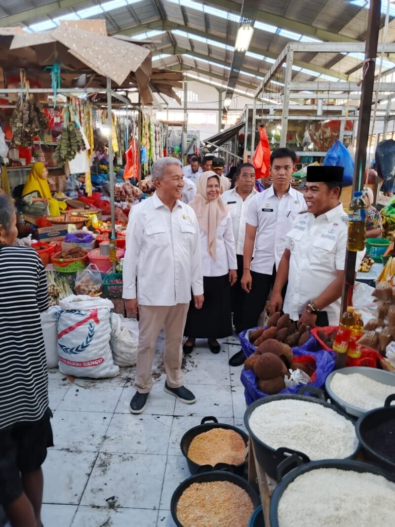 Bersama Bupati Wajo Andi Rosman dan jajaran Forkopimda, Ketua DPRD Wajo Firmansyah Perkesi menyisir Pasar Mini Sengkang untuk memantau harga dan ketersediaan bahan pangan strategis, Rabu (18/2/2026)